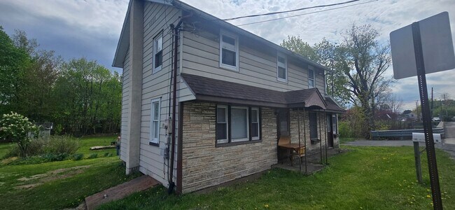 Foto del edificio - 3 Bedroom House with large yard and extra space!
