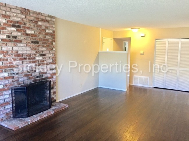 Building Photo - 431 Viking Dr