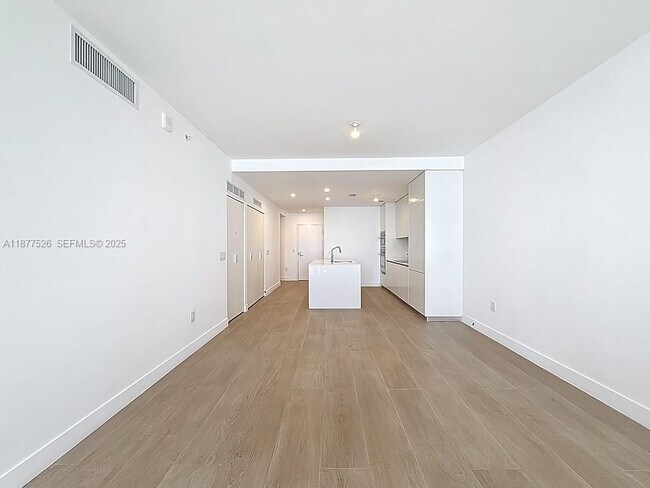 Foto del edificio - 700 NE 24th St