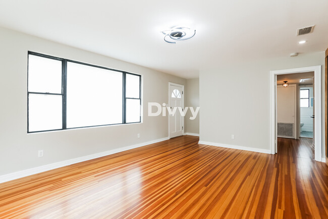 Building Photo - 2707 Saint Johns Avenue