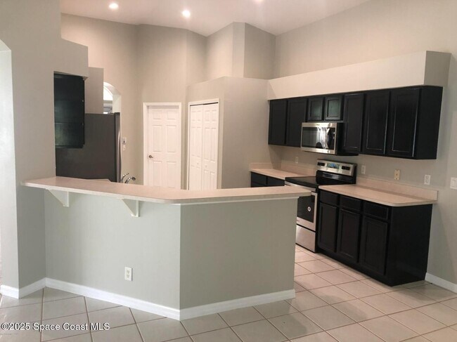 Building Photo - 2061 12 Oaks Dr SE