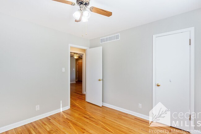 Building Photo - Gorgeous 2 Bedroom with Basement near Town...