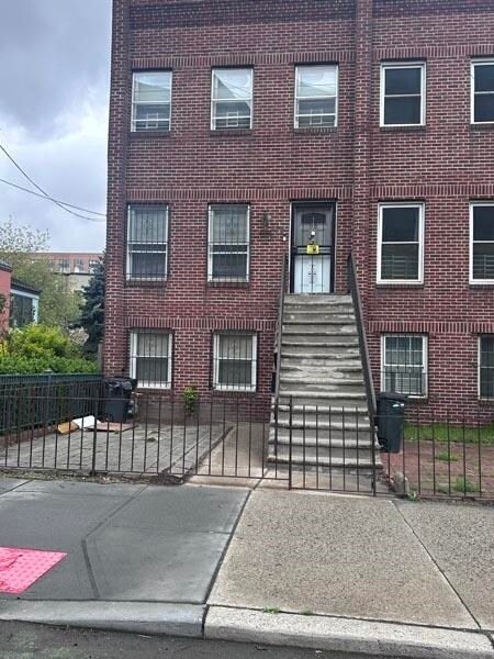 Primary Photo - 206 Grand St