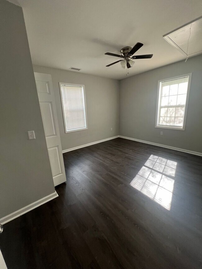 Building Photo - Newly Renovated 2 bed/1 bath apartment (Do...