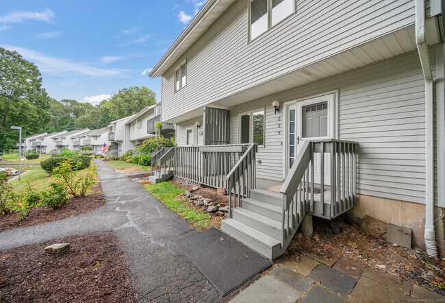 Foto del edificio - 239 New Britain Ave