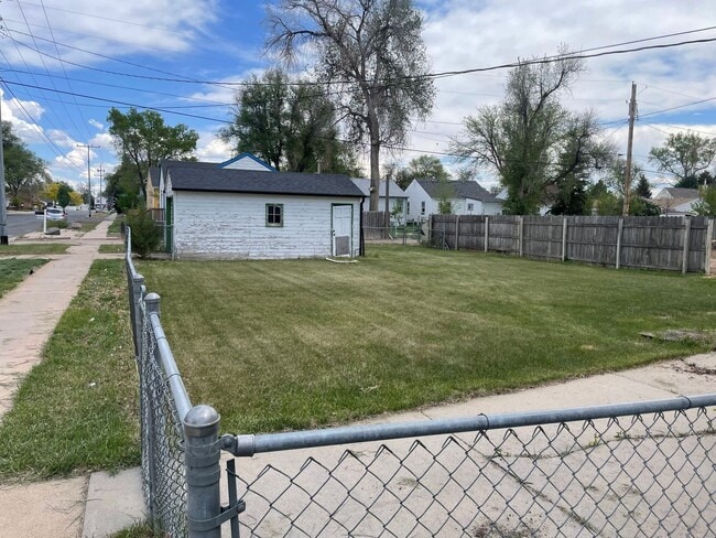 Building Photo - Large Single Family Residence for Rent!