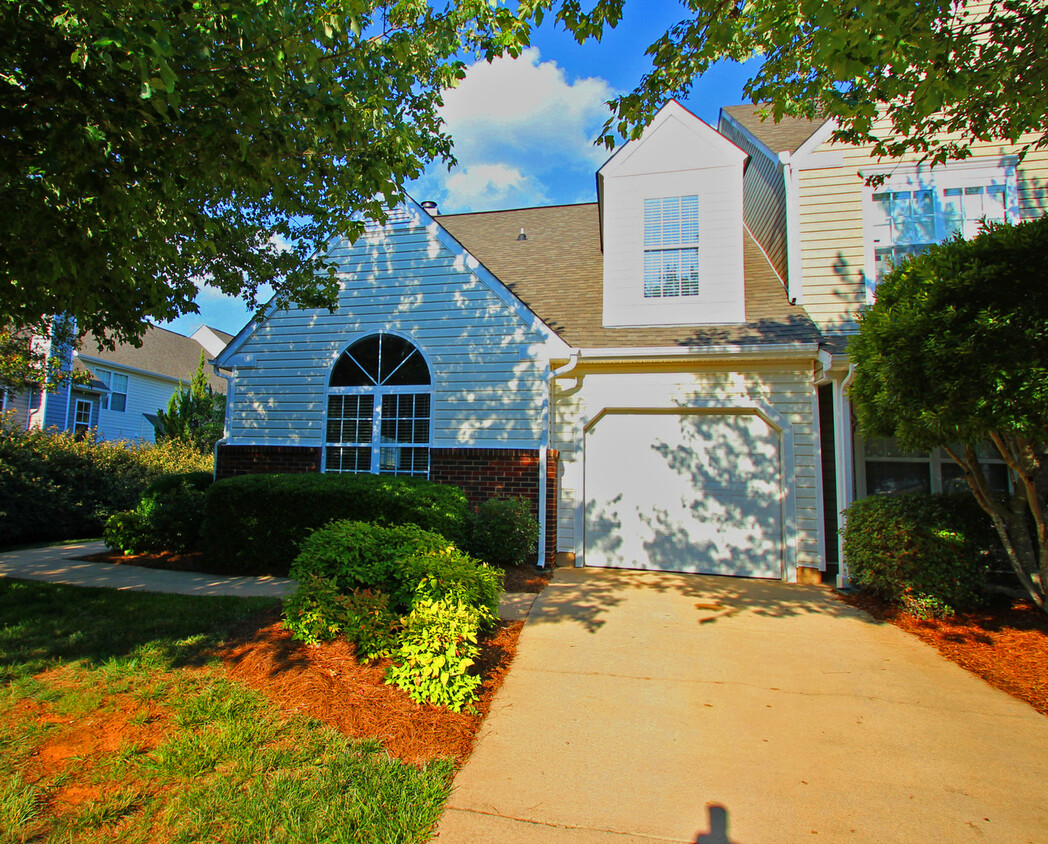 Foto principal - Beautiful South Charlotte End Unit 3BR Tow...