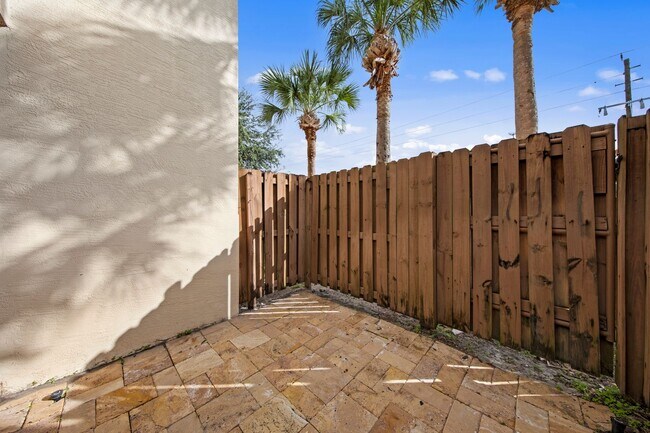 Foto del edificio - Wonderfully located 3 bedroom, 2 bathroom ...