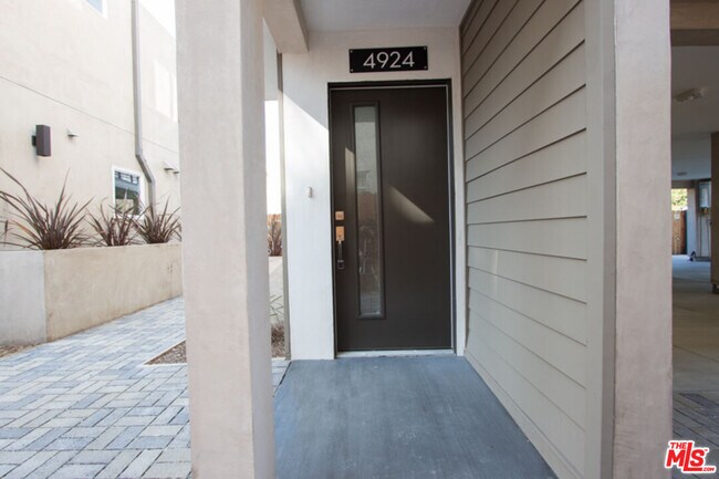 Foto del edificio - 4924 Laurel Canyon Blvd