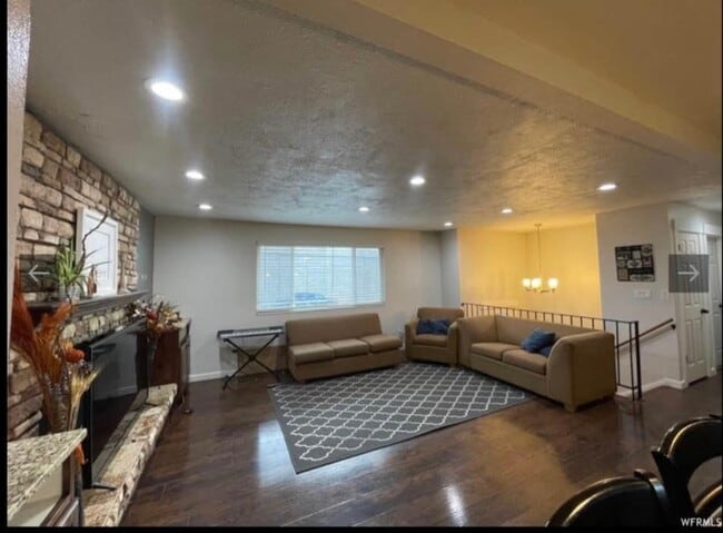 Building Photo - 360 Mahogany Dr