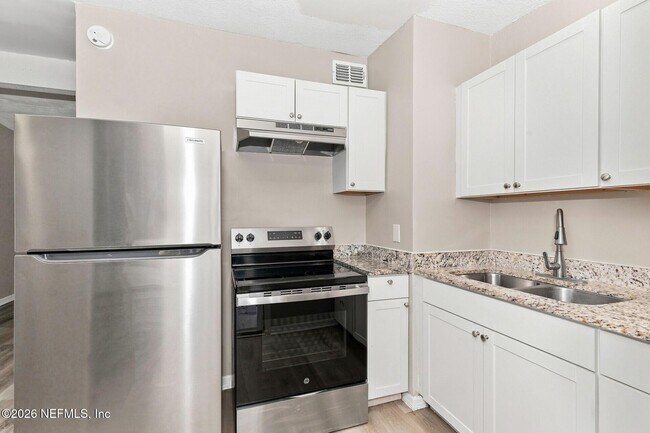 Foto del edificio - 6132 Ardisia Rd W