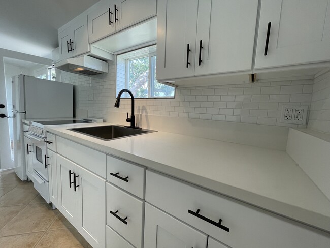 Building Photo - 5013 W 142nd St