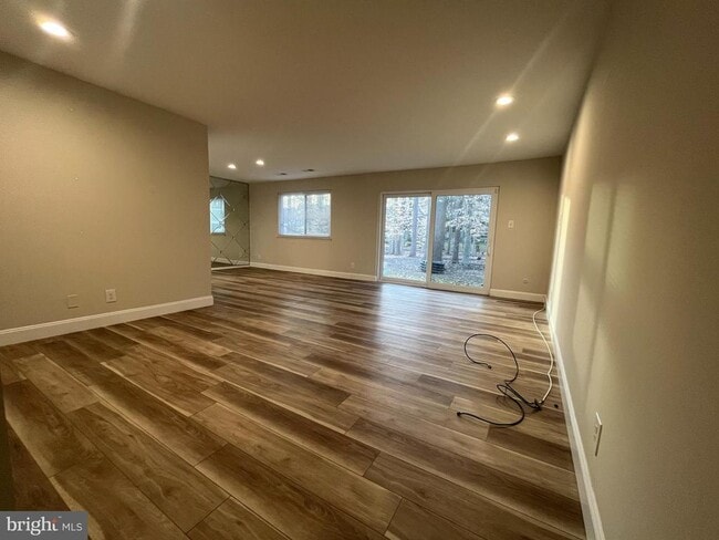 Building Photo - 115 E Kings Hwy