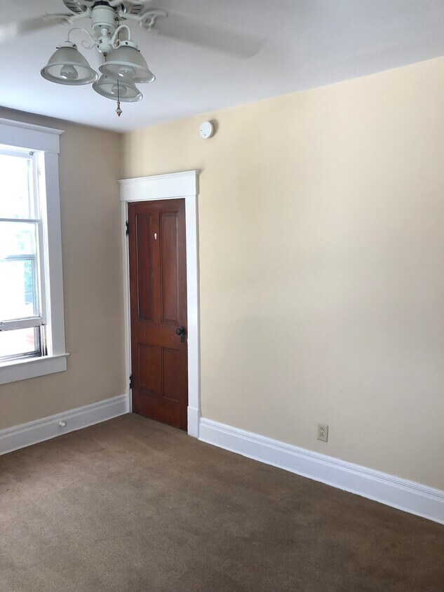 Building Photo - HOUSE....3 Bedroom 2 Bath