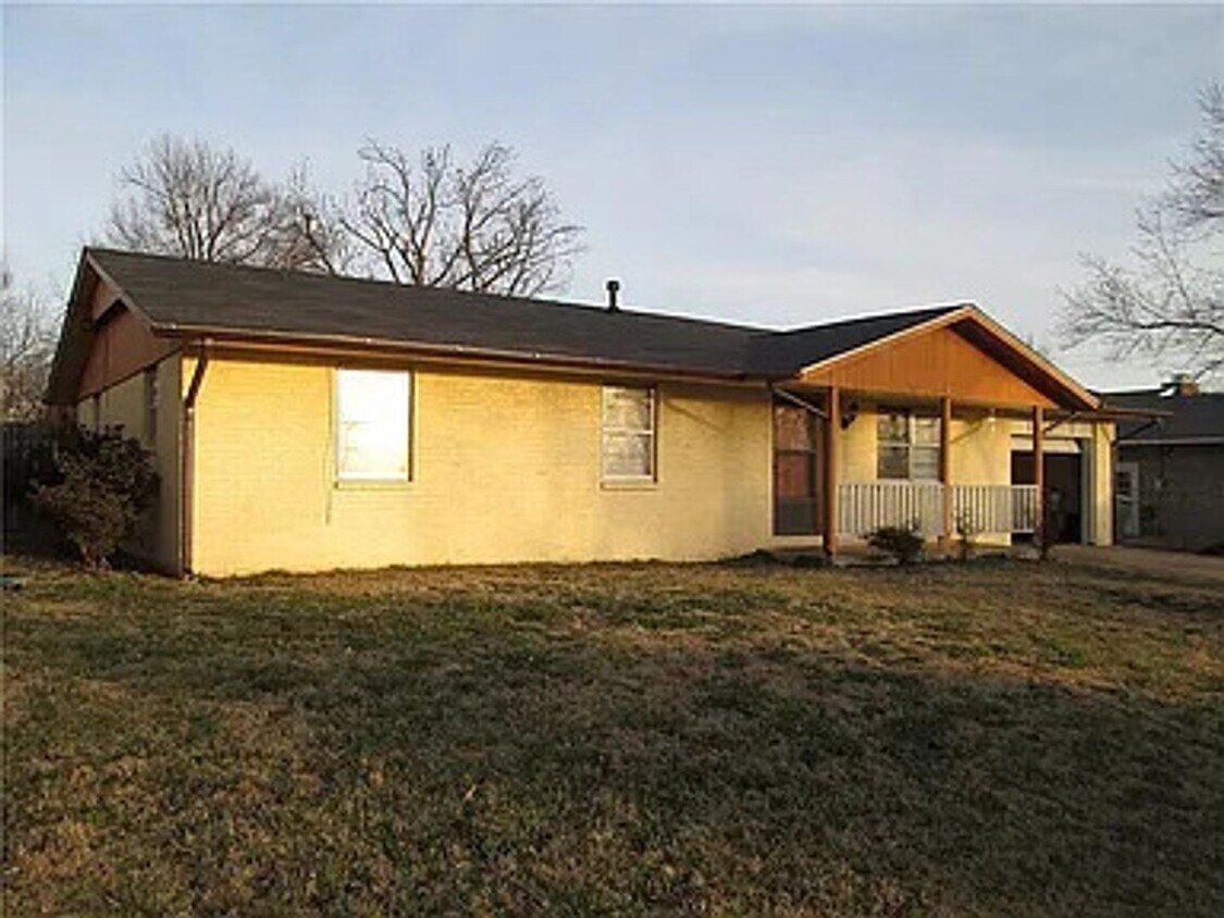 Foto principal - Available November 1st! 3 Bed/1.5 Bath Hou...