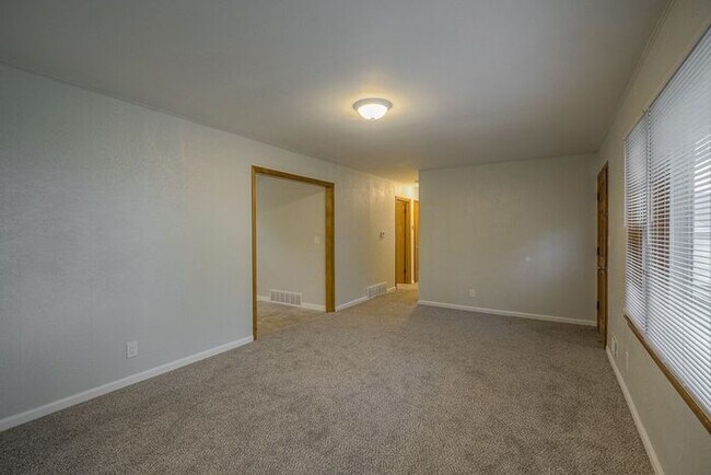 Building Photo - Updated 3 Bedroom, 1 Bathroom Home in Rayt...