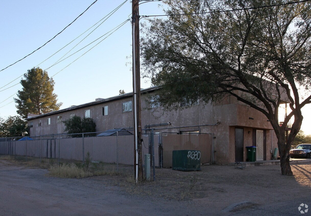 Building Photo - 2680 N Country Club Rd