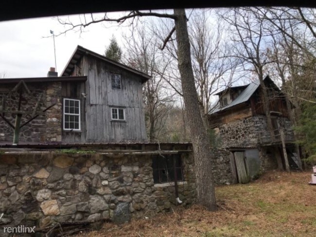 Building Photo - 3 br, 1 bath House - 170 Davis Rd