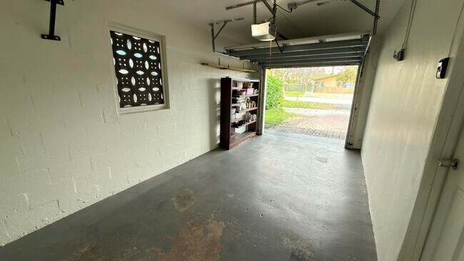 Foto del edificio - 620 NE 24th St