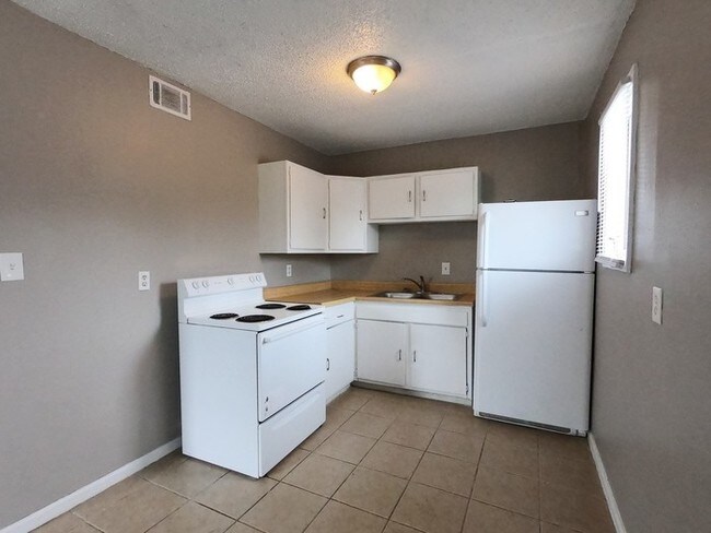 Building Photo - Cute 2 Bedroom Duplex has been Newly Painted!