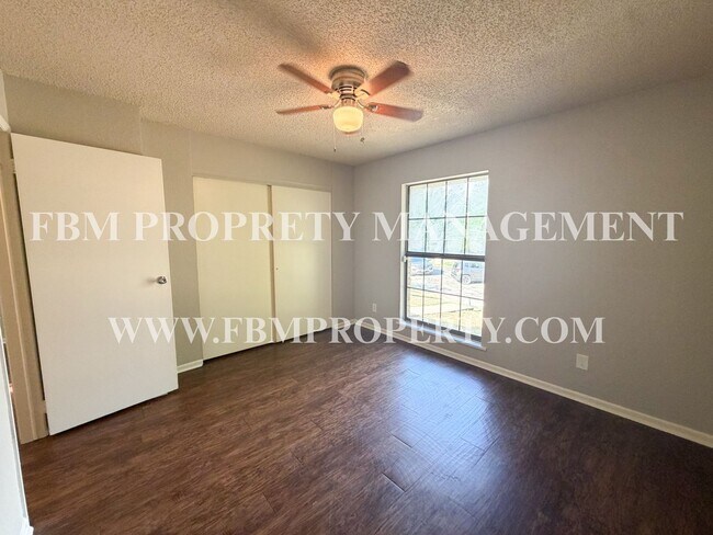 Foto del edificio - 615 Lost Springs Ct