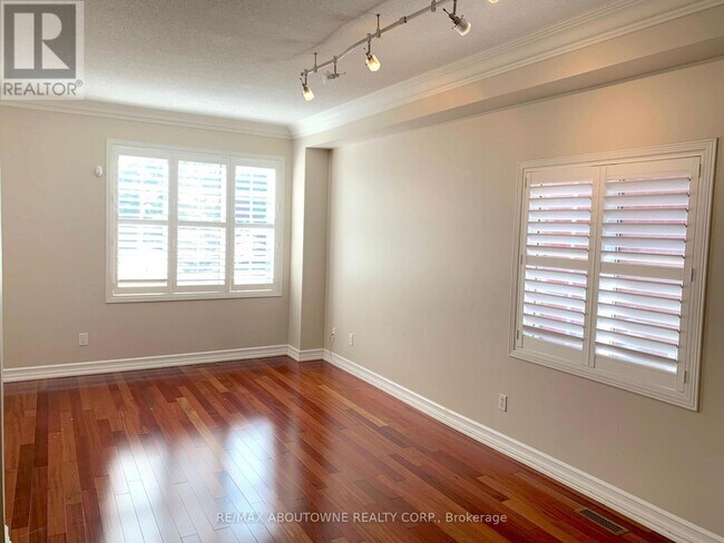 Building Photo - 469 Ambleside Dr