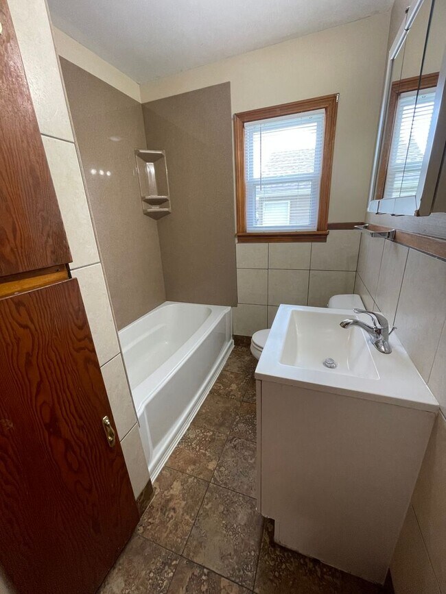Building Photo - 3 Bedroom, 1 bathroom House with Double De...