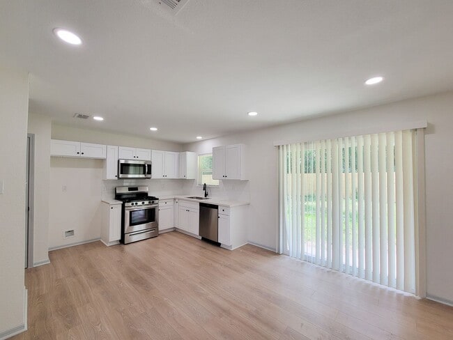 Building Photo - RECENTLY REMODELED 3 BEDROOM 1 BATH LEASE ...