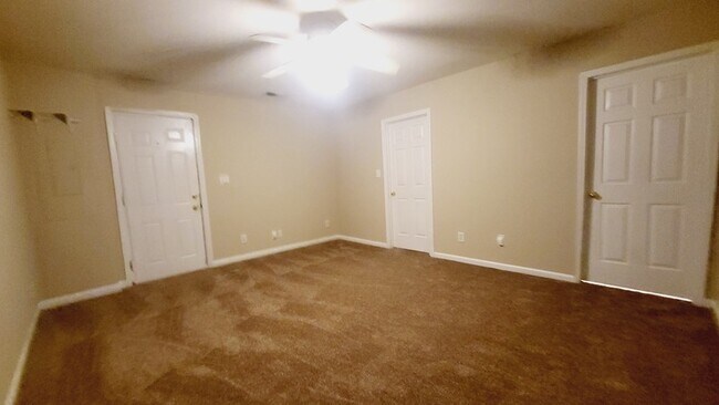 Building Photo - 818 Tiger Ln