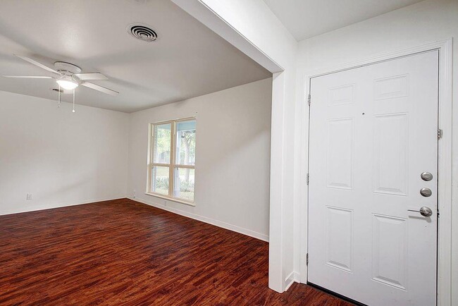 Foto del edificio - 6108 Cherrylawn Cir