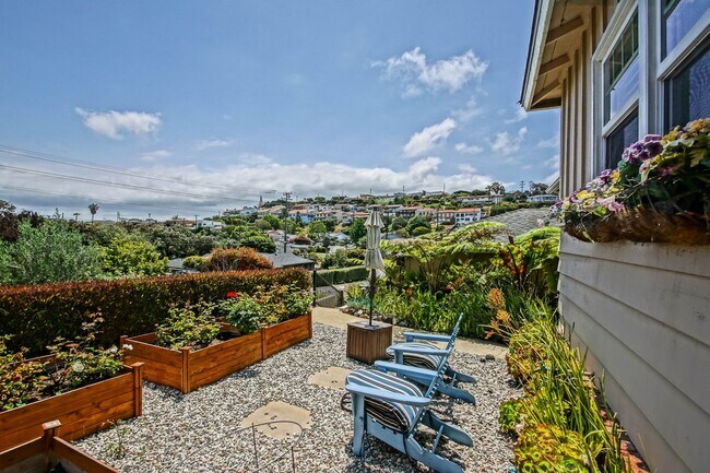 Foto del edificio - BEAUTIFULLY REMODELED, BRIGHT & AIRY HILLS...