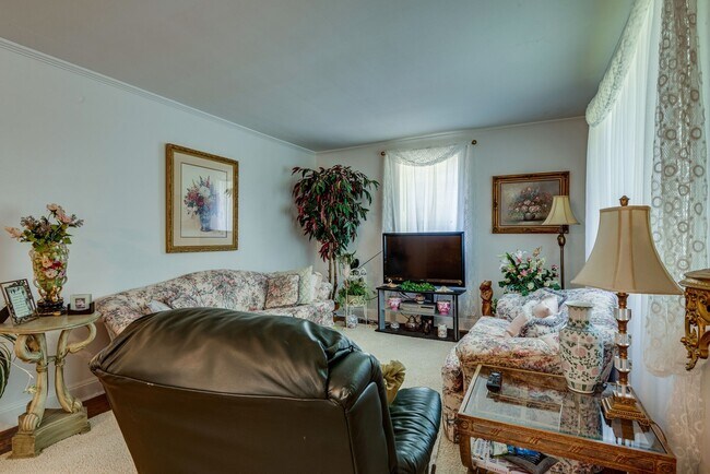 Building Photo - 1302 Saturn Dr