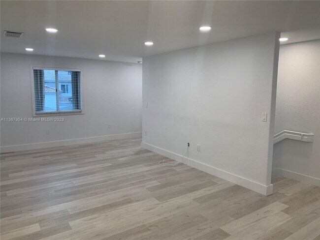 Building Photo - 5725 NW 109th Ave