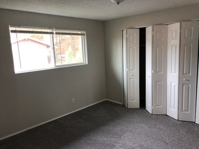 Building Photo - 575 Lone Oak Ave