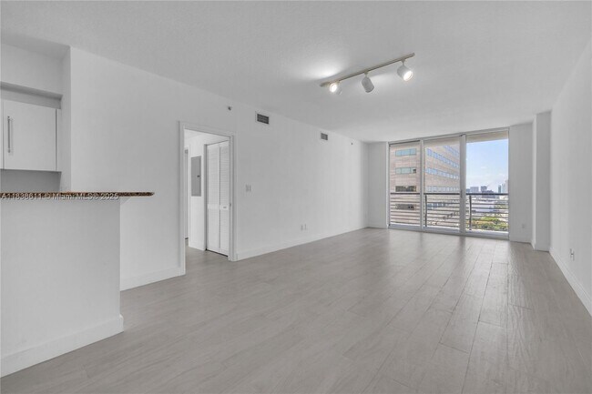 Foto del edificio - 325 S Biscayne Blvd