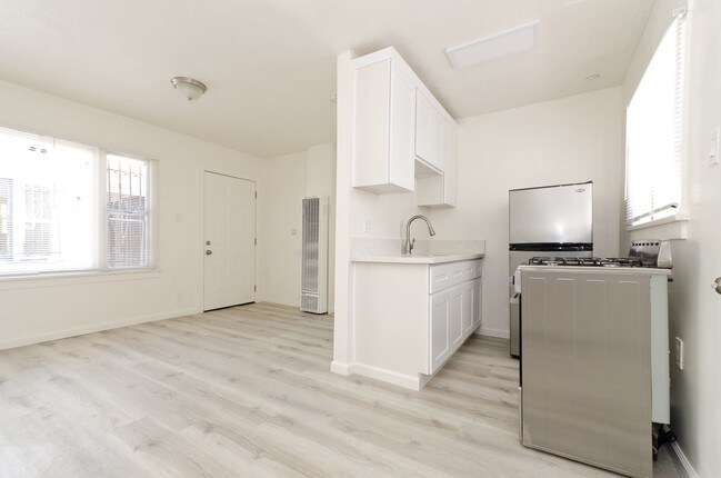 Building Photo - 536 W 48th St