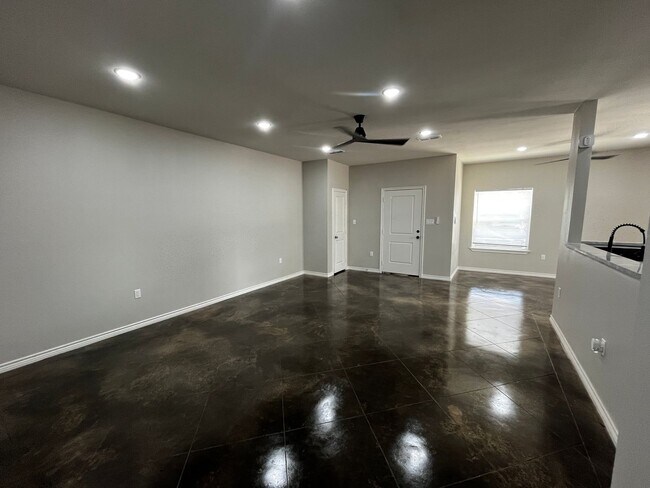Foto del edificio - Country Road Triplex