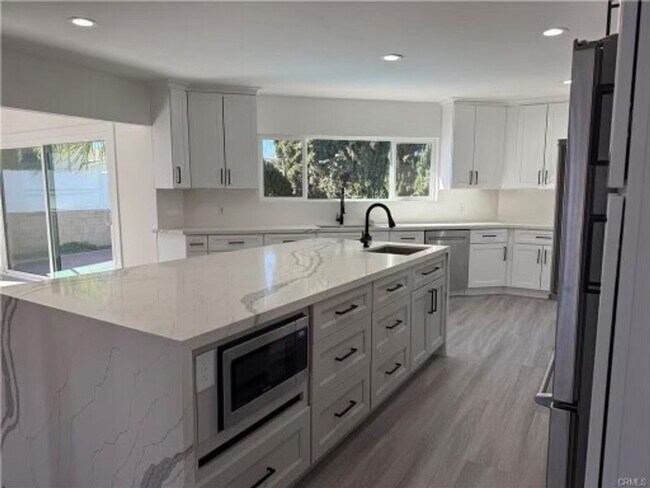 Building Photo - Beautiful 4 Bedroom Pool Home for Rent in Tarzana