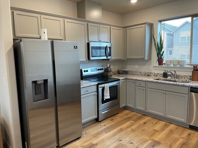 Building Photo - THREE BEDROOM TOWN HOME IN WOODLAND
