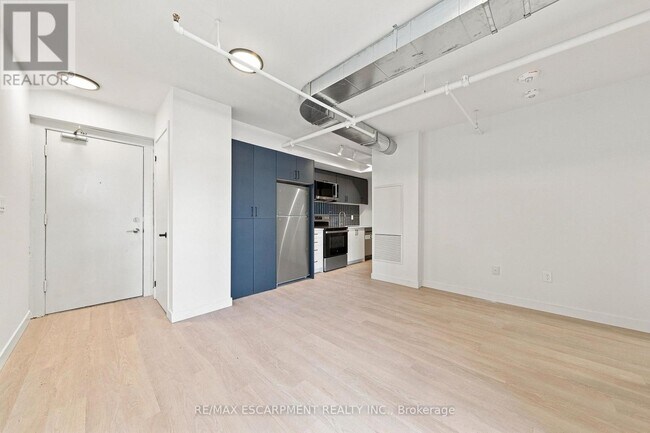 Building Photo - 325 James St S