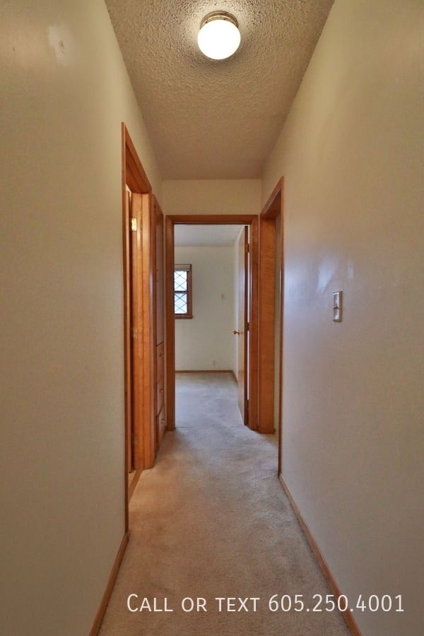 Building Photo - Complete 2 bedroom Duplex in a Great Location