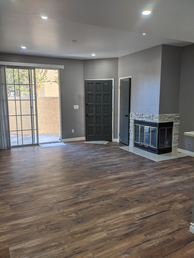 Building Photo - 23947 Del Monte Dr.