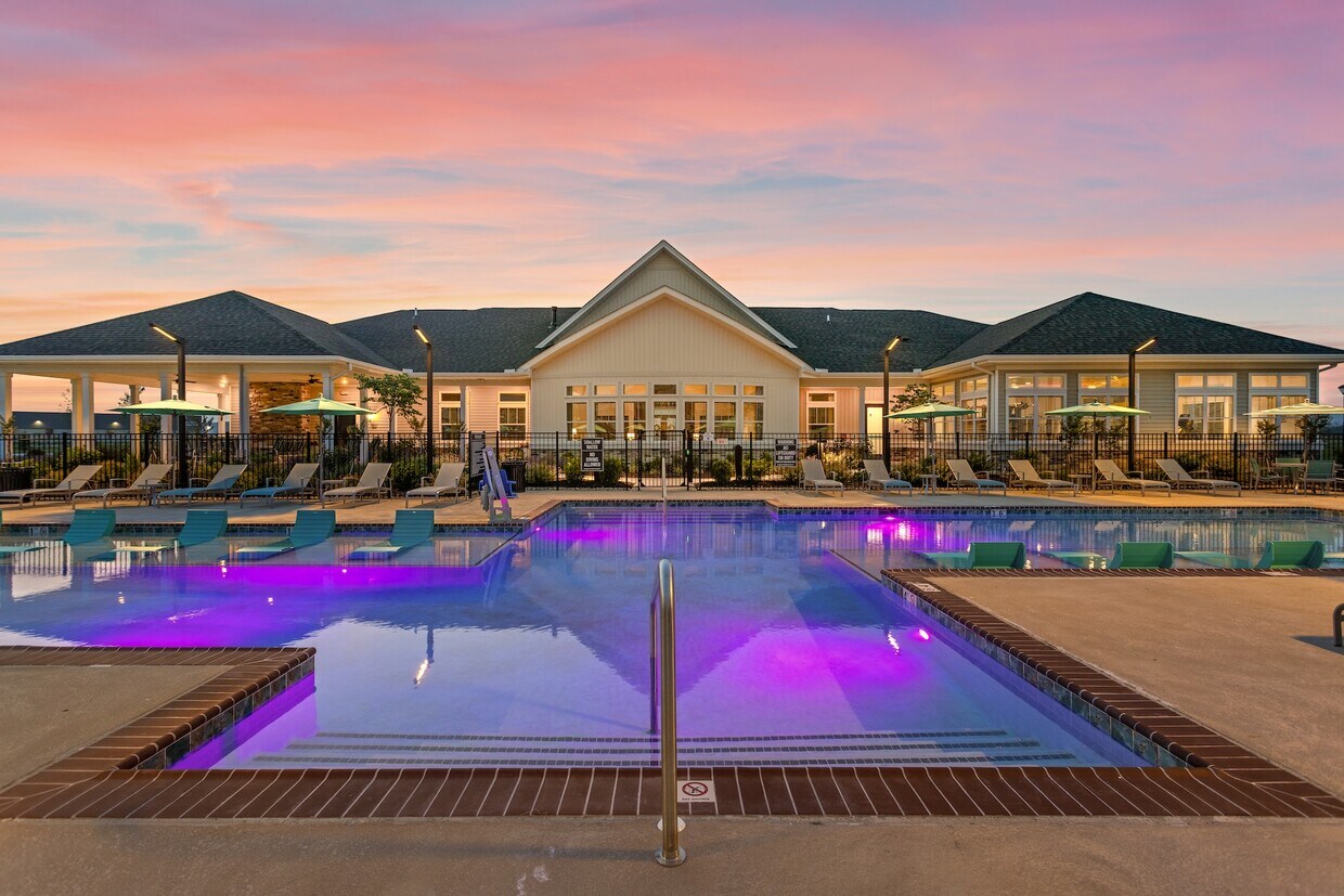 Hermosa piscina al atardecer - Hickory Cottages