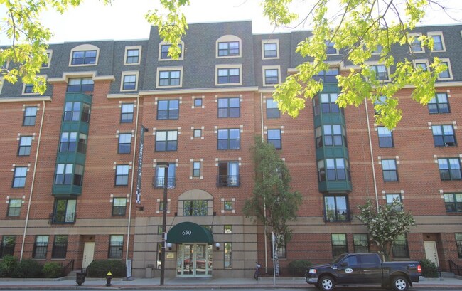 Building Photo - 624 Columbus Ave