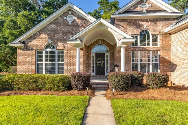 Building Photo - Gorgeously Updated 4 Bed/3.5 Bath in Tranq...