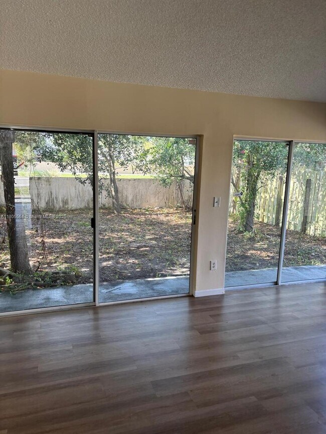 Foto del edificio - 9761 W Heather Ln