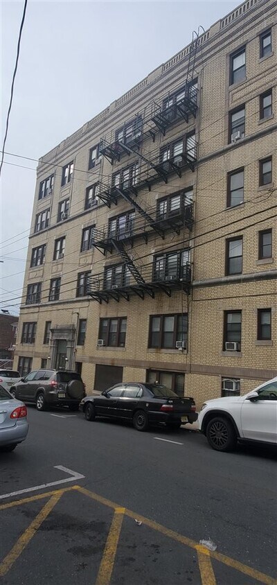 Primary Photo - 61 65th St