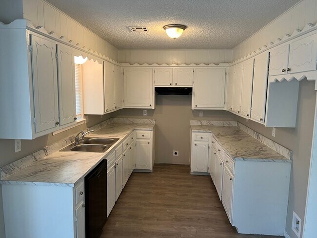 Foto del edificio - 656 South Maywood Dr. Claremore OK 74017