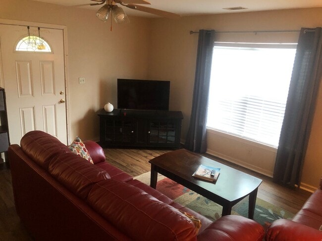 Building Photo - Center