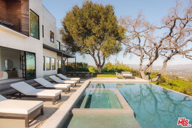 Foto del edificio - 13331 Mulholland Dr